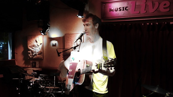 Martinthekid mit hit - Singer/Songwriter Electropunk Live-Musiker in Hamburg