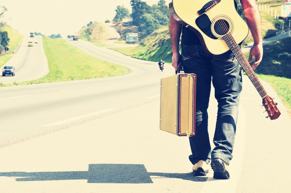 Он по дороге шел с гитарой. Мужчина с гитарой. Он по дороге шел с гитарой. Человек идет с гитарой по дороге. Он по дороге шел с гитарой.