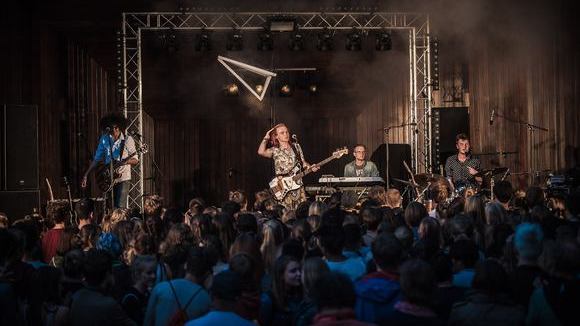 Asta Wohnzimmer Lüneburg, kota connection | rock live act from lüneburg | gigmit, Design ideen
